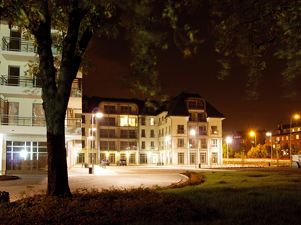 Oświetlenie osiedla Ogrody Hallera we Wrocławiu – sylwetka nawiązująca do klasycznej formy zabudowy, energooszczędne źródła światła, materiały nadające się do powtórnego przetworzenia.  Realizacja: Luxan. Inżynieria oświetlenia