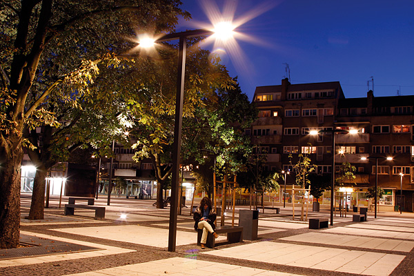 Oświetlenie zmodernizowanego placu Nowy Targ przed Urzędem Miejskim we Wrocławiu – ultranowoczesna, minimalistyczna forma, energooszczędne źródła LED, materiały nadające się do powtórnego przetworzenia. Realizacja: Luxan. Inżynieria oświetlenia