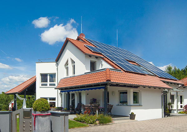 Rys. 6. Przykład ochrony instalacji PV na dachu budynku jednorodzinnego  z wykorzystaniem DEHNcon-H